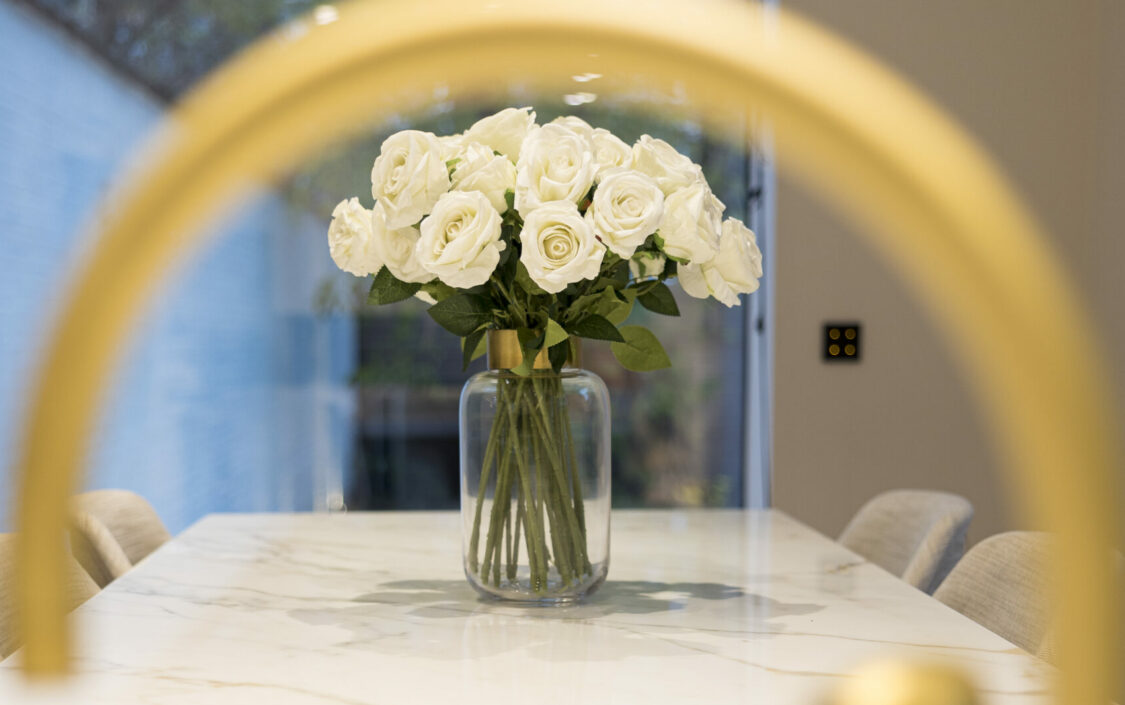 Fresh flowers Châtelain kitchen