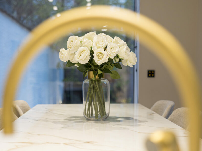 Fresh flowers Châtelain kitchen